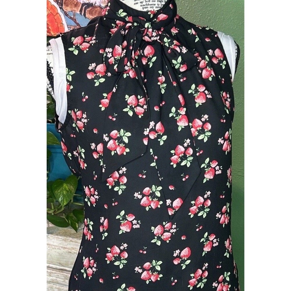 Vtg Strawberry Print Sleeveless Blouse Sz 6 Cottage Whimsy Retro Artsy Ecclectic